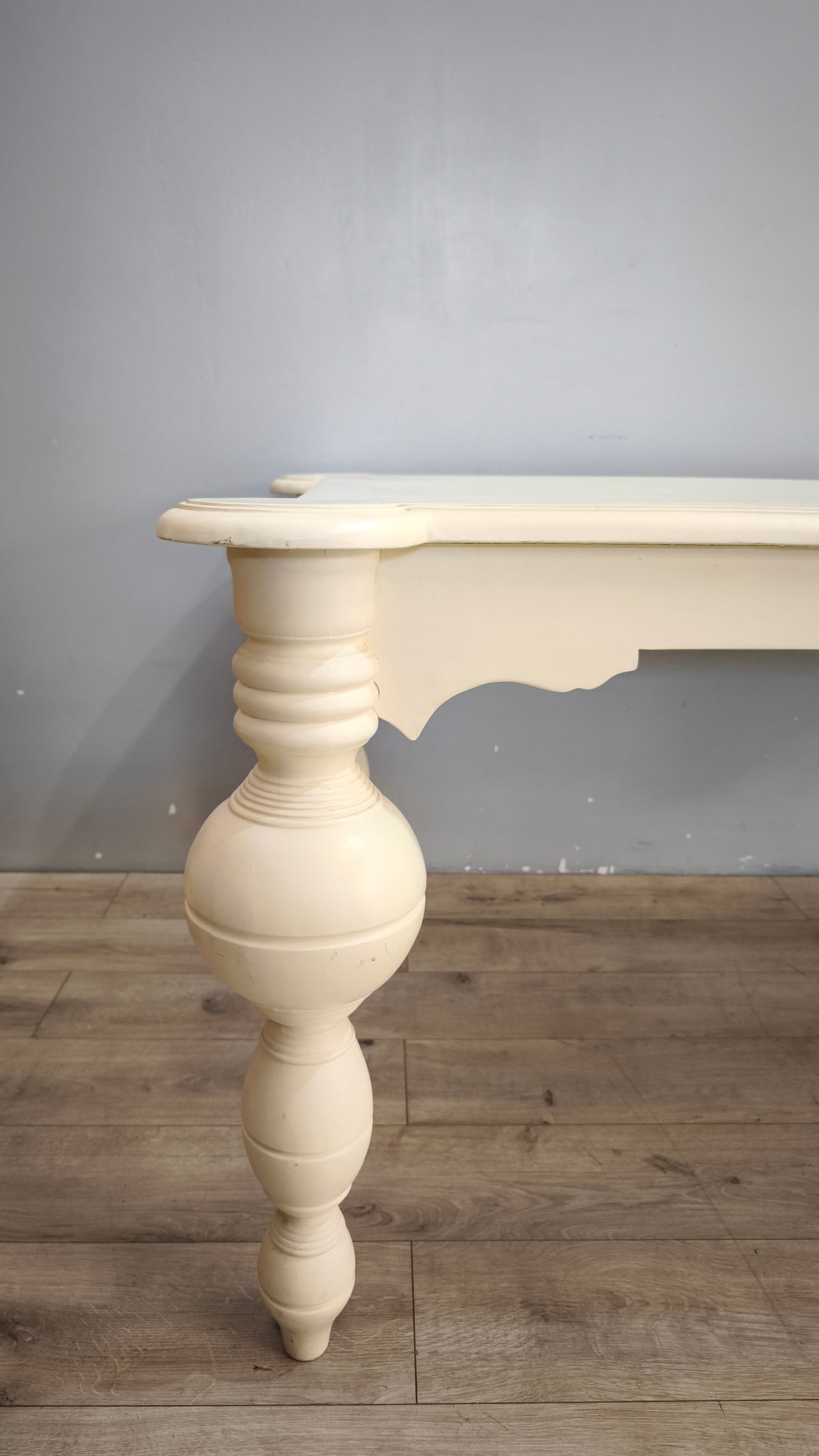 94191 Tavolo in legno color panna con grandi gambe
