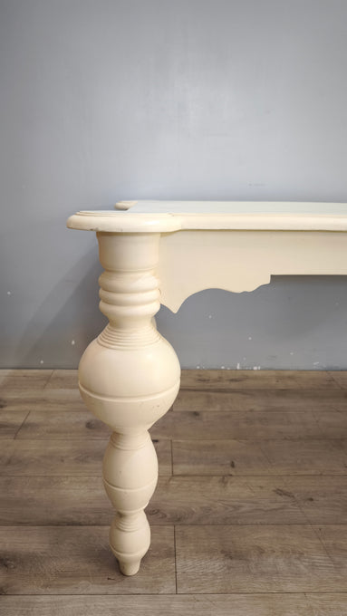 94191 Tavolo in legno color panna con grandi gambe