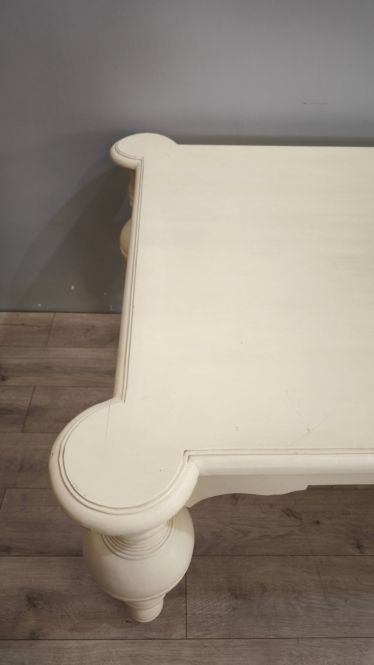 94191 Tavolo in legno color panna con grandi gambe