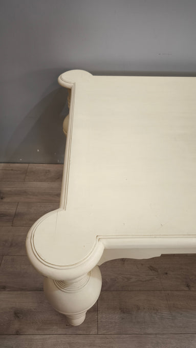 94191 Tavolo in legno color panna con grandi gambe