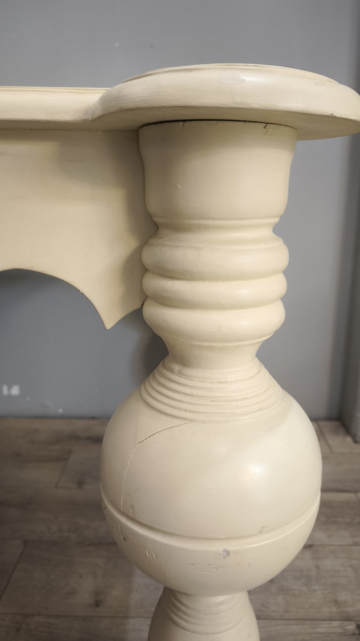 94191 Tavolo in legno color panna con grandi gambe
