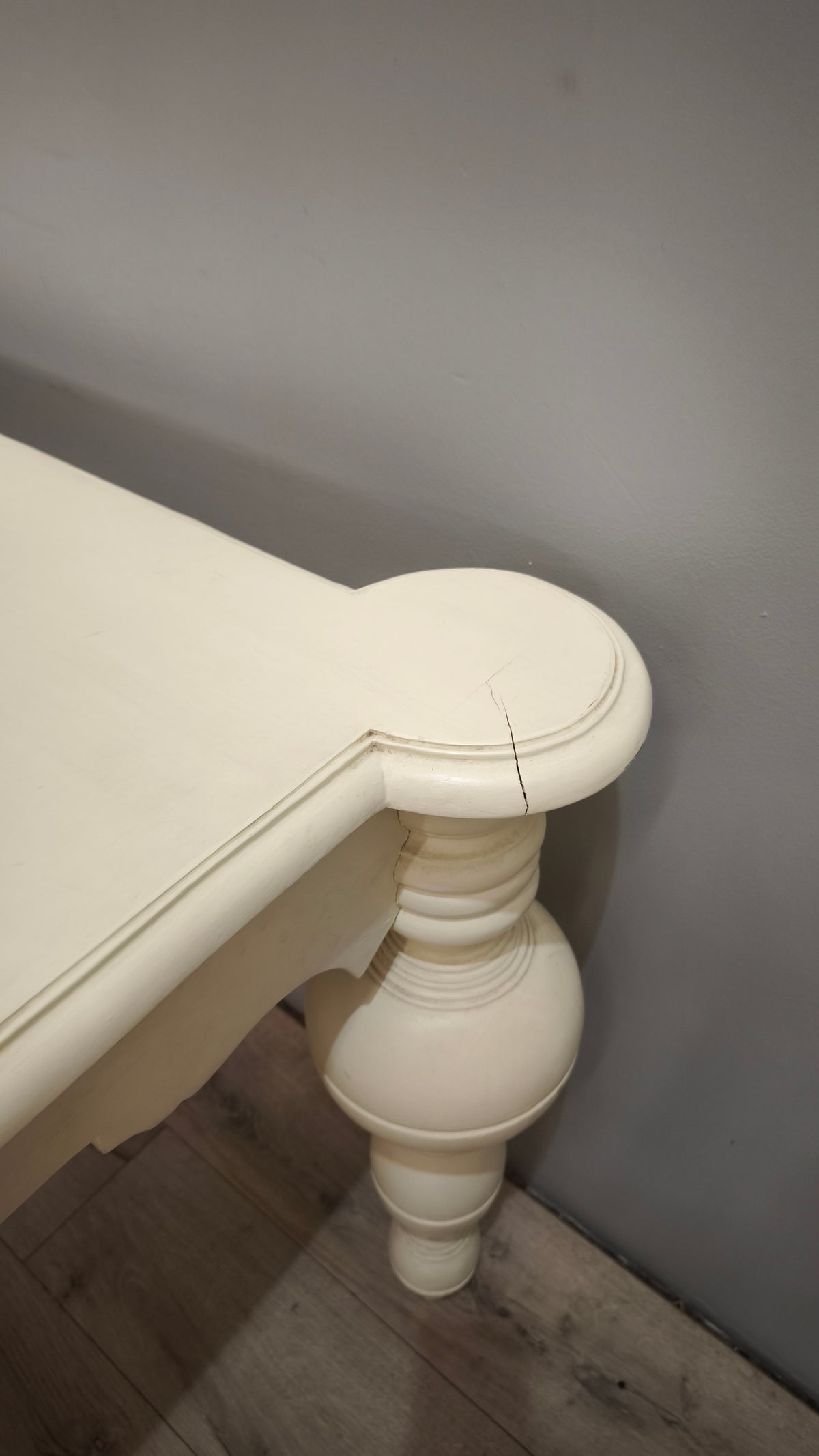 94191 Tavolo in legno color panna con grandi gambe