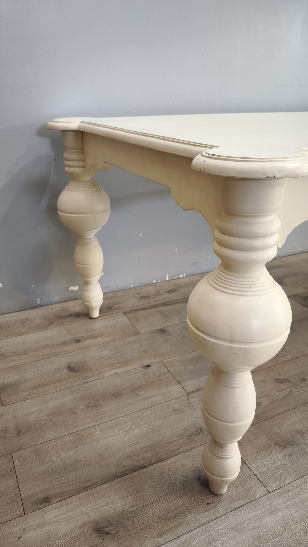 94191 Tavolo in legno color panna con grandi gambe