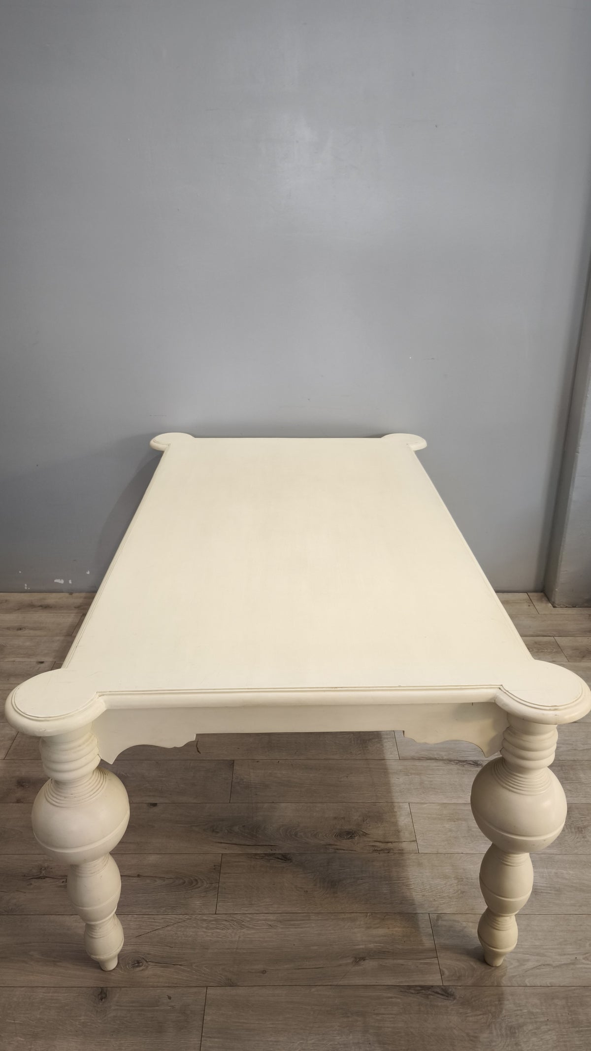 94191 Tavolo in legno color panna con grandi gambe