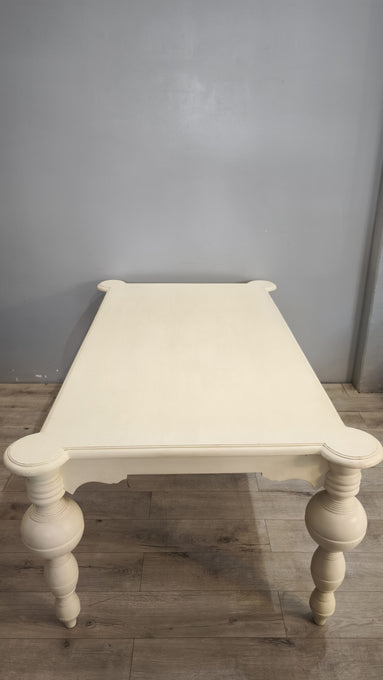 94191 Tavolo in legno color panna con grandi gambe