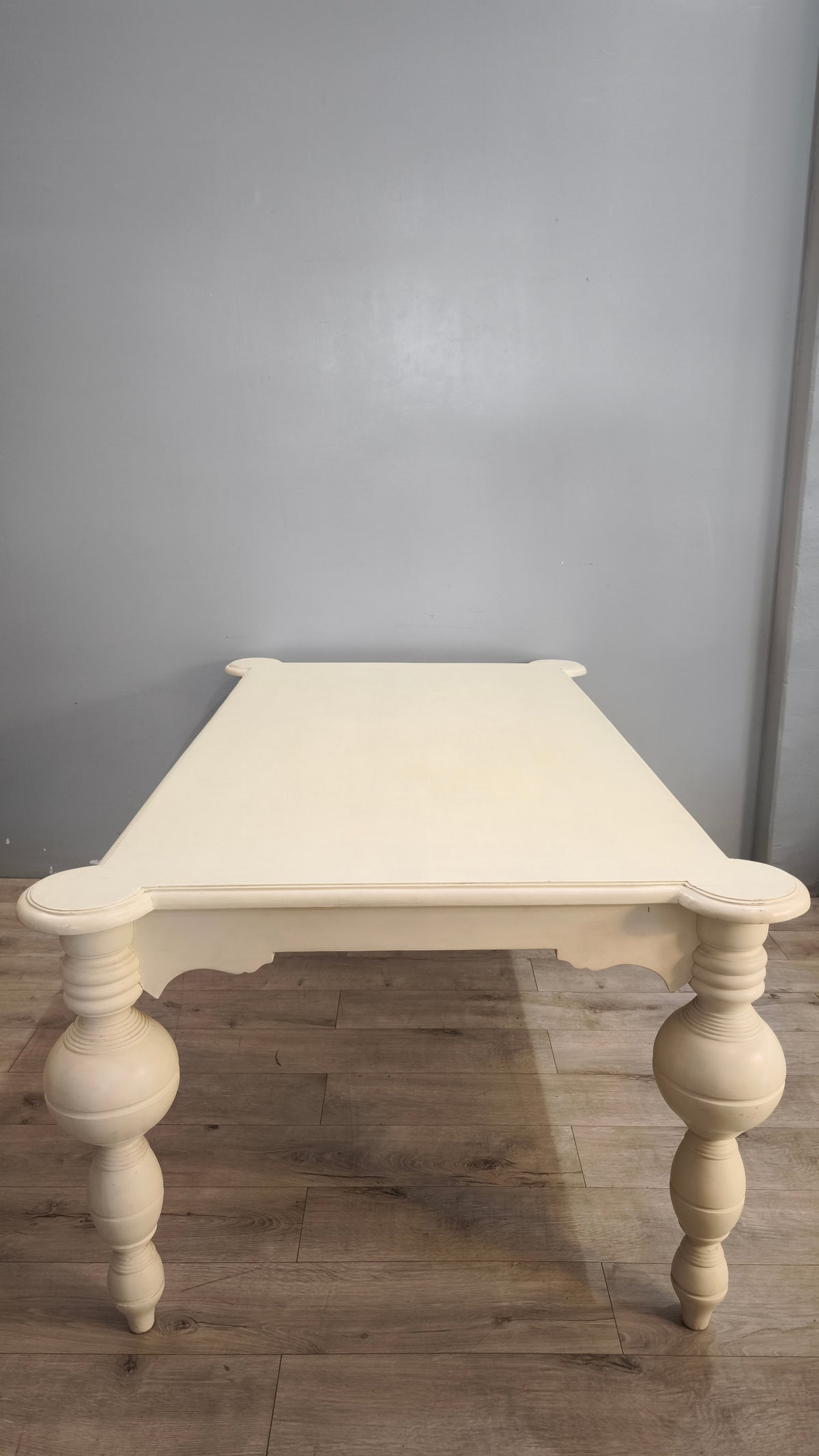 94191 Tavolo in legno color panna con grandi gambe