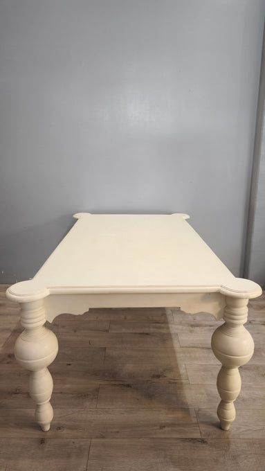 94191 Tavolo in legno color panna con grandi gambe
