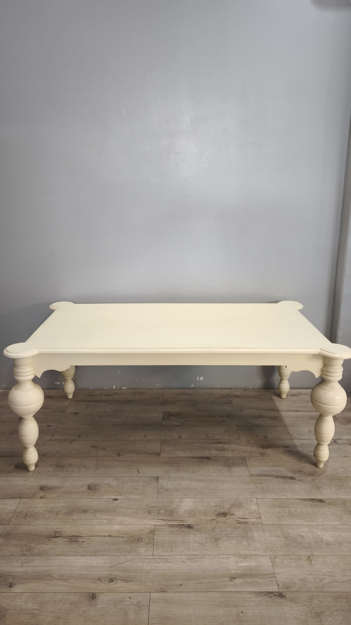 94191 Tavolo in legno color panna con grandi gambe