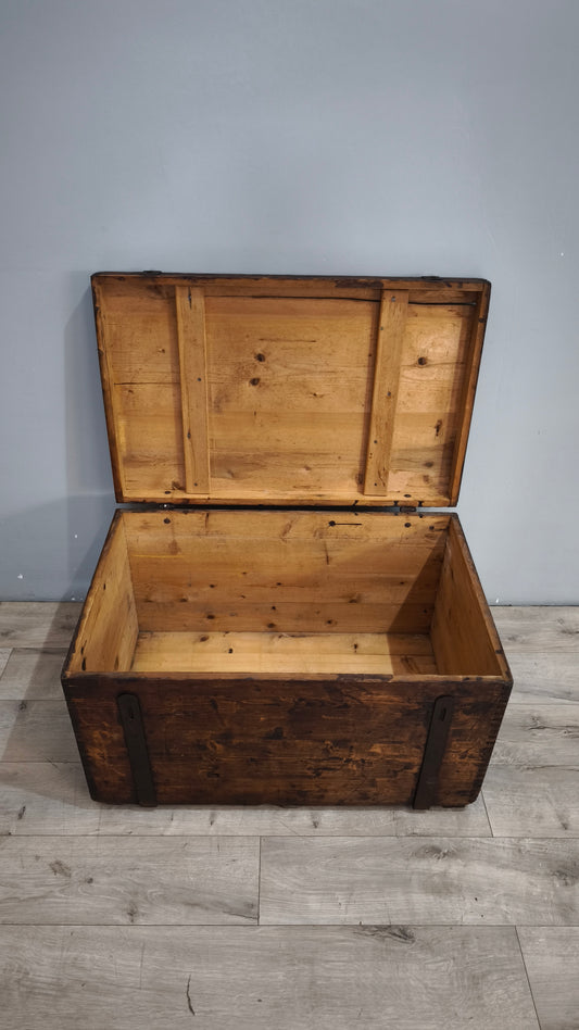 94184 Baule in legno e ferro