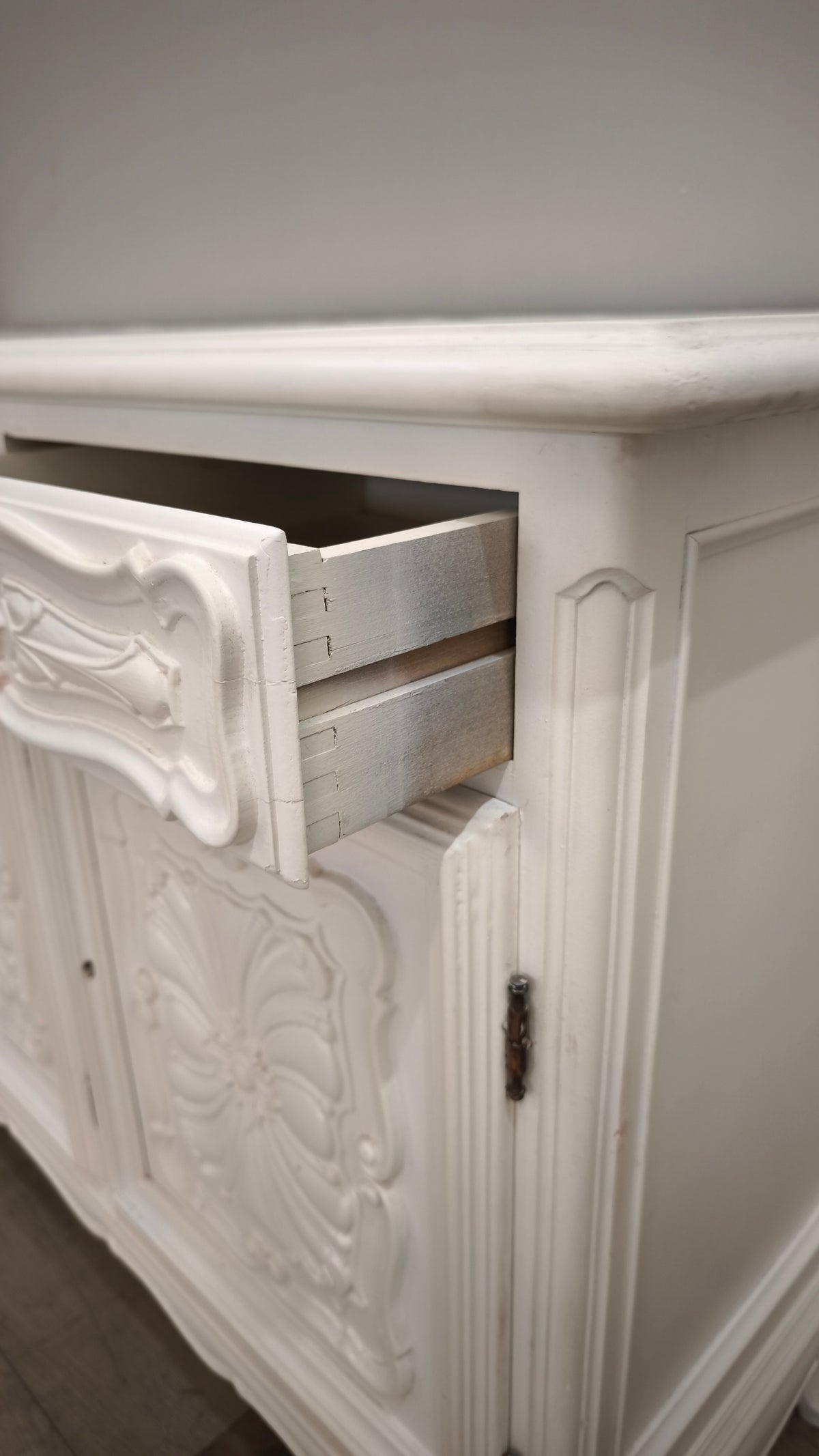 94241 Credenza in legno dipinta bianca