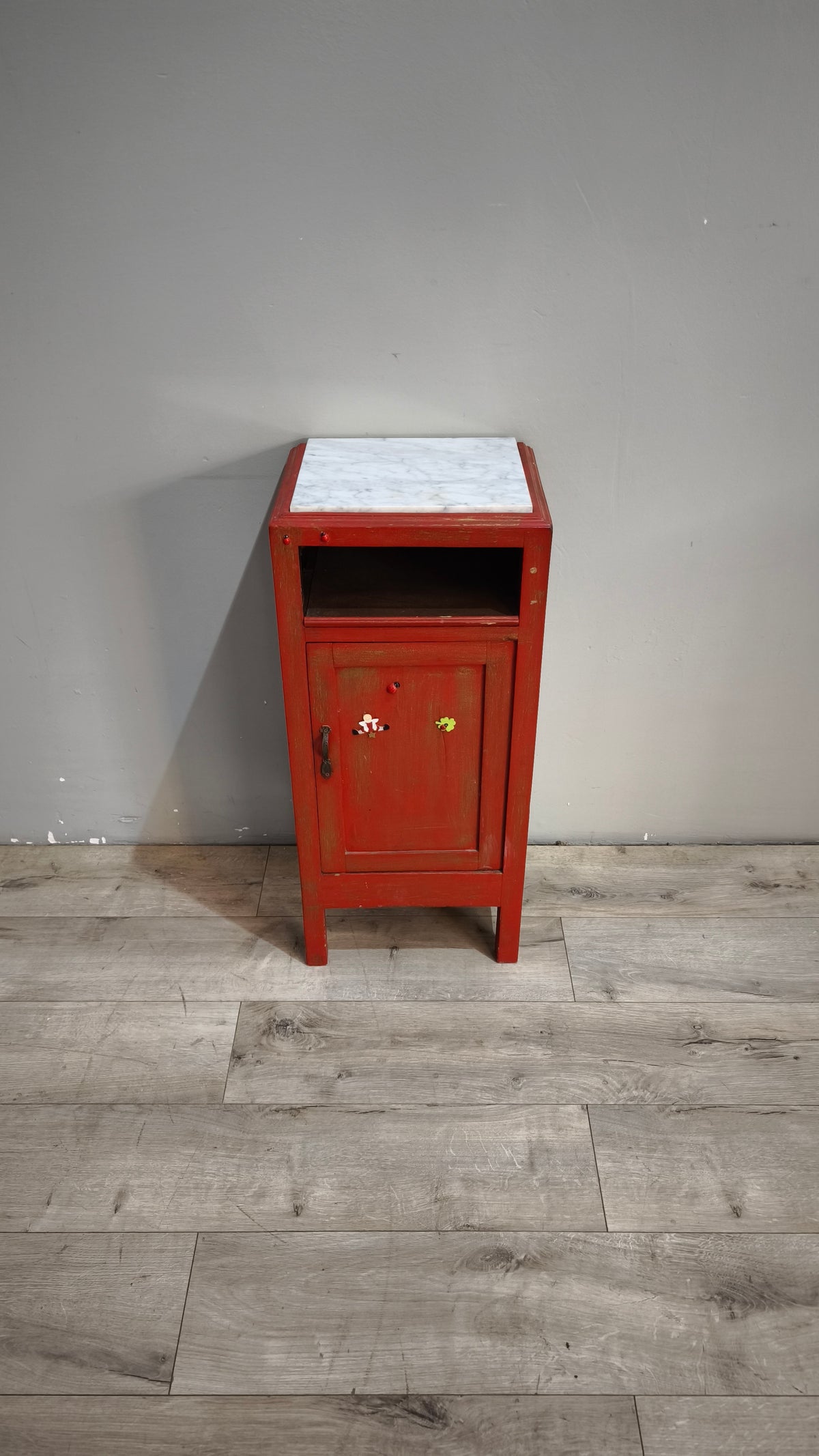 94232 Comodino in legno dipinto rosso con piano in marmo