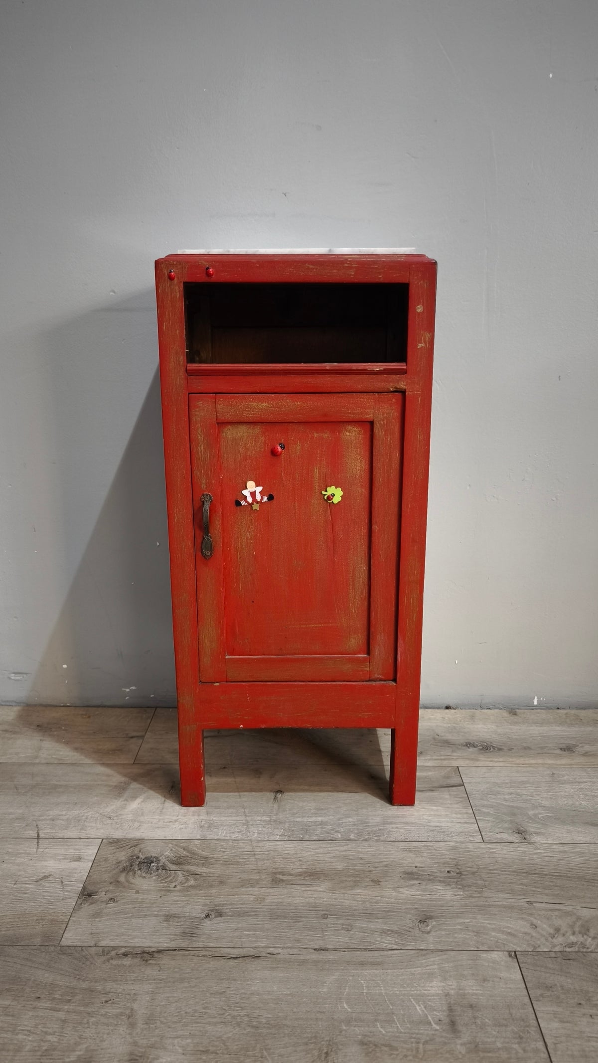 94232 Comodino in legno dipinto rosso con piano in marmo