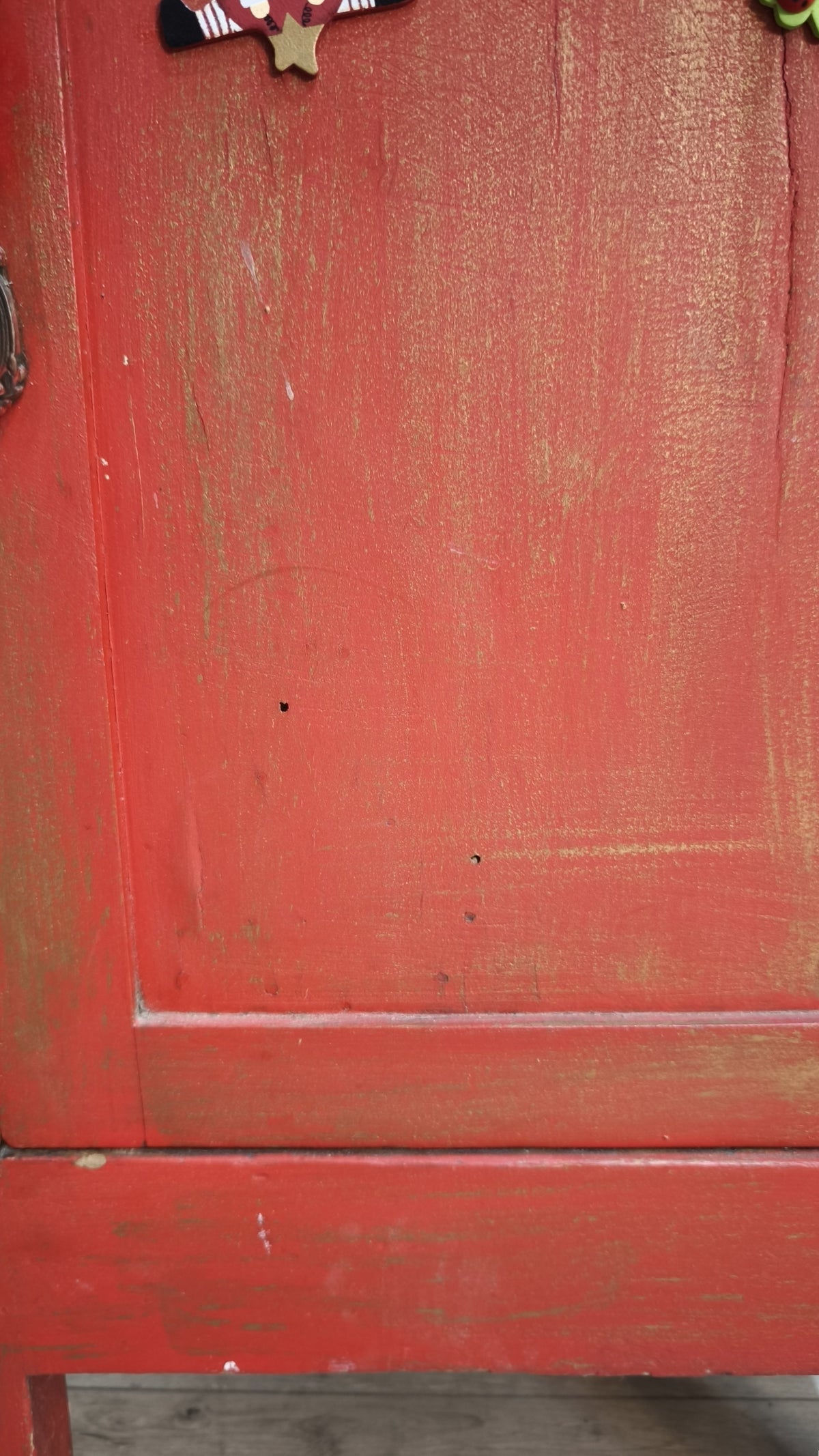 94232 Comodino in legno dipinto rosso con piano in marmo