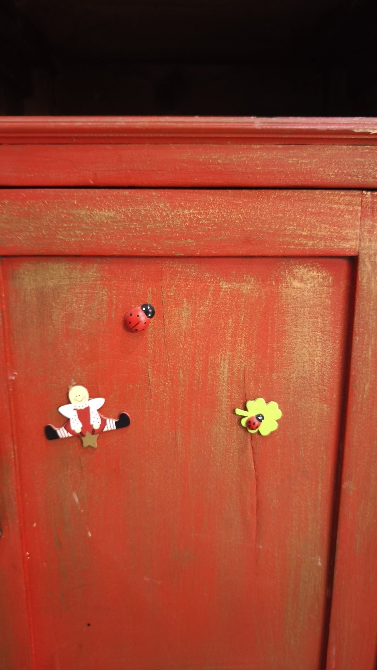 94232 Comodino in legno dipinto rosso con piano in marmo