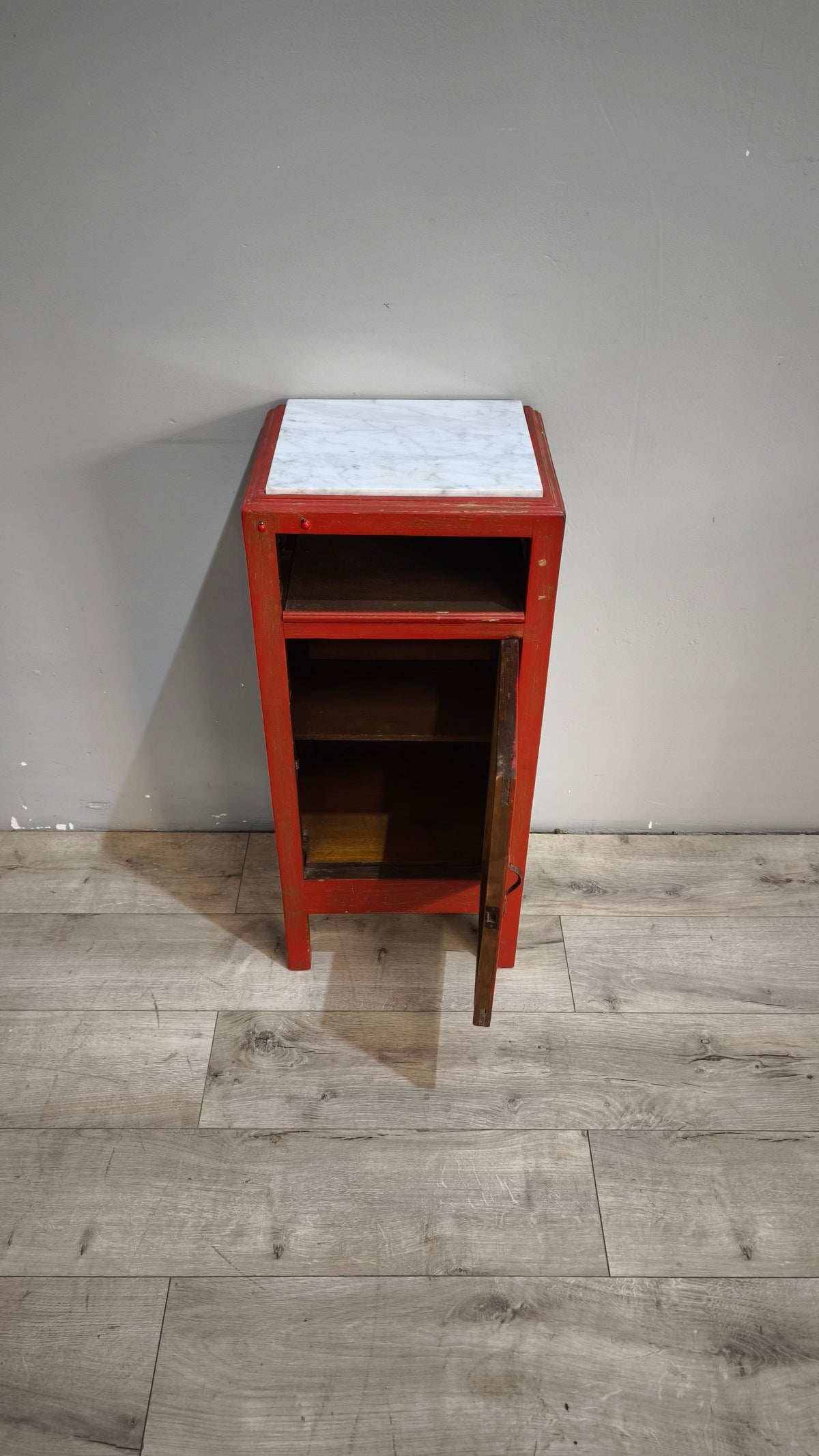 94232 Comodino in legno dipinto rosso con piano in marmo