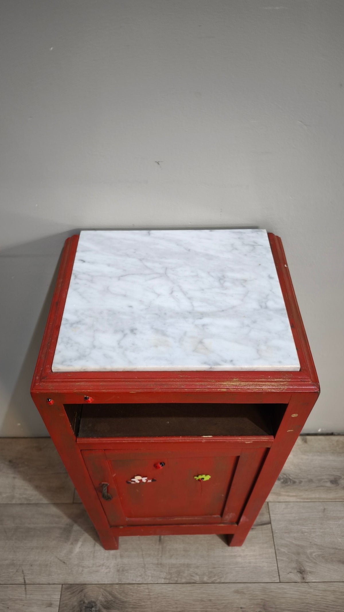 94232 Comodino in legno dipinto rosso con piano in marmo