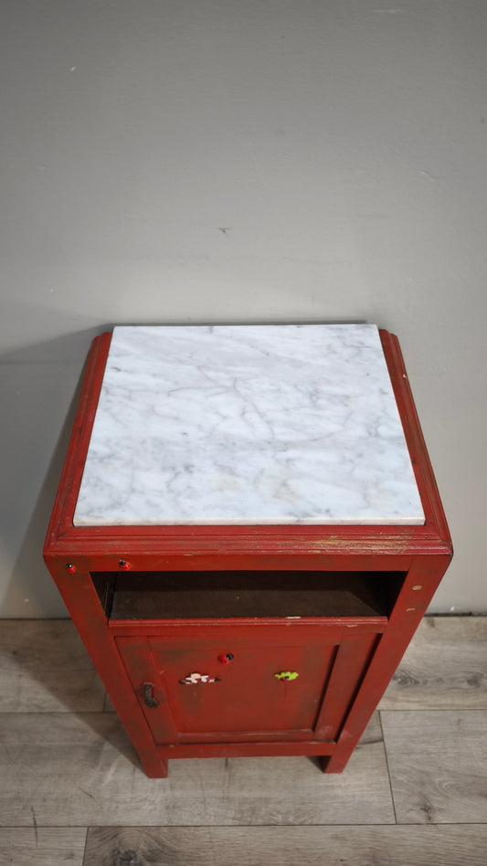 94232 Comodino in legno dipinto rosso con piano in marmo