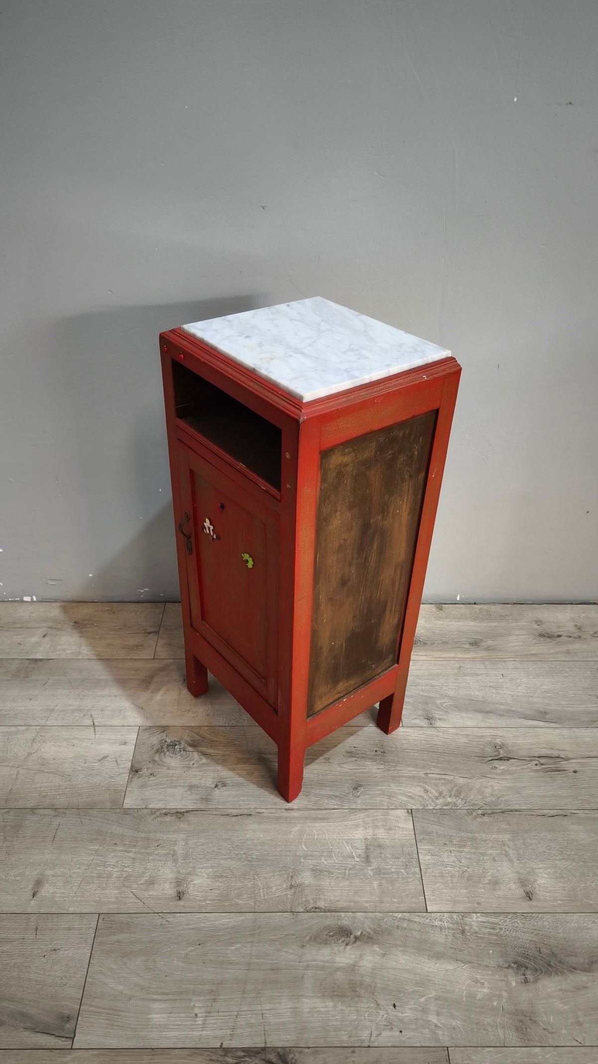 94232 Comodino in legno dipinto rosso con piano in marmo