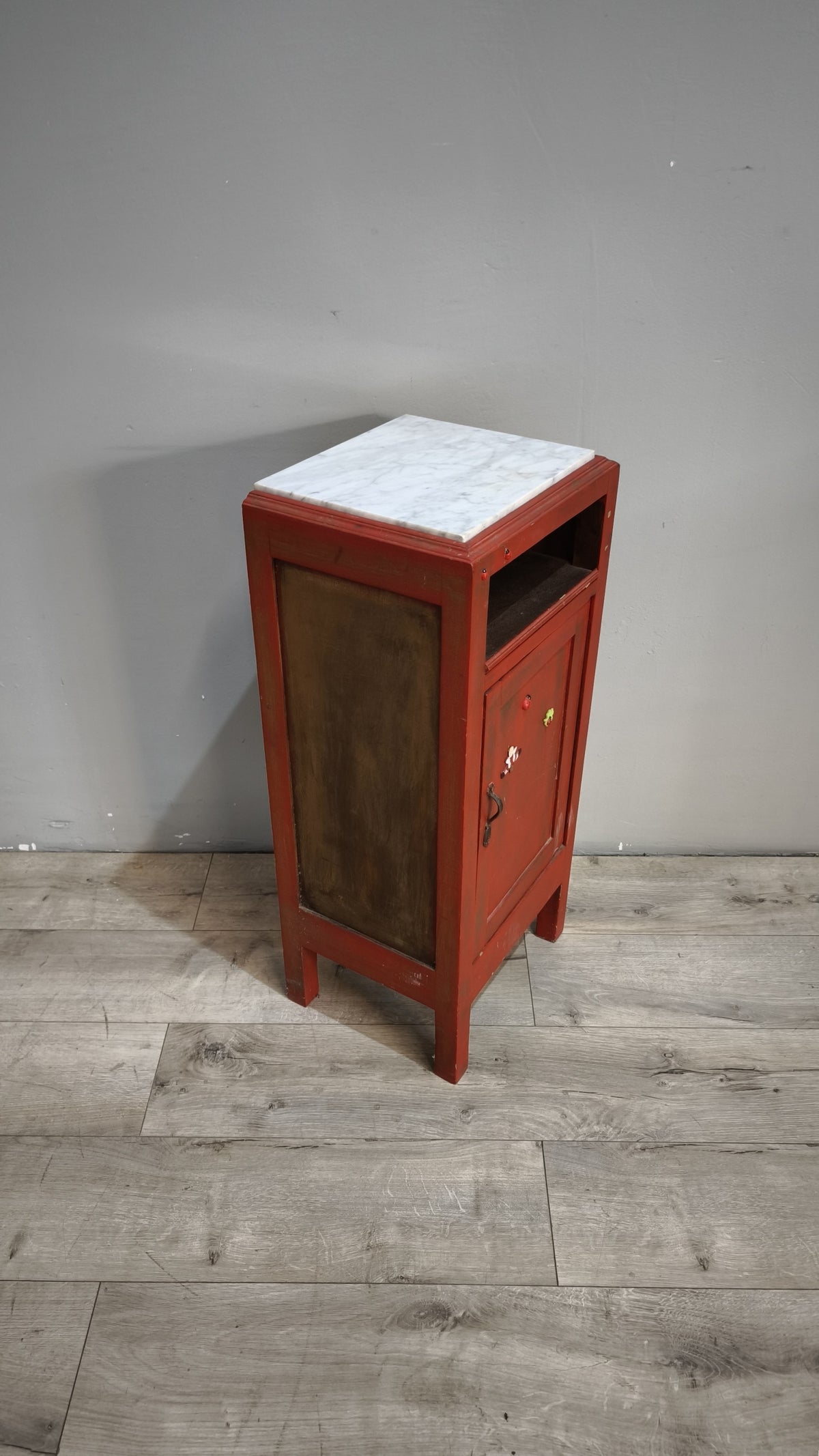 94232 Comodino in legno dipinto rosso con piano in marmo