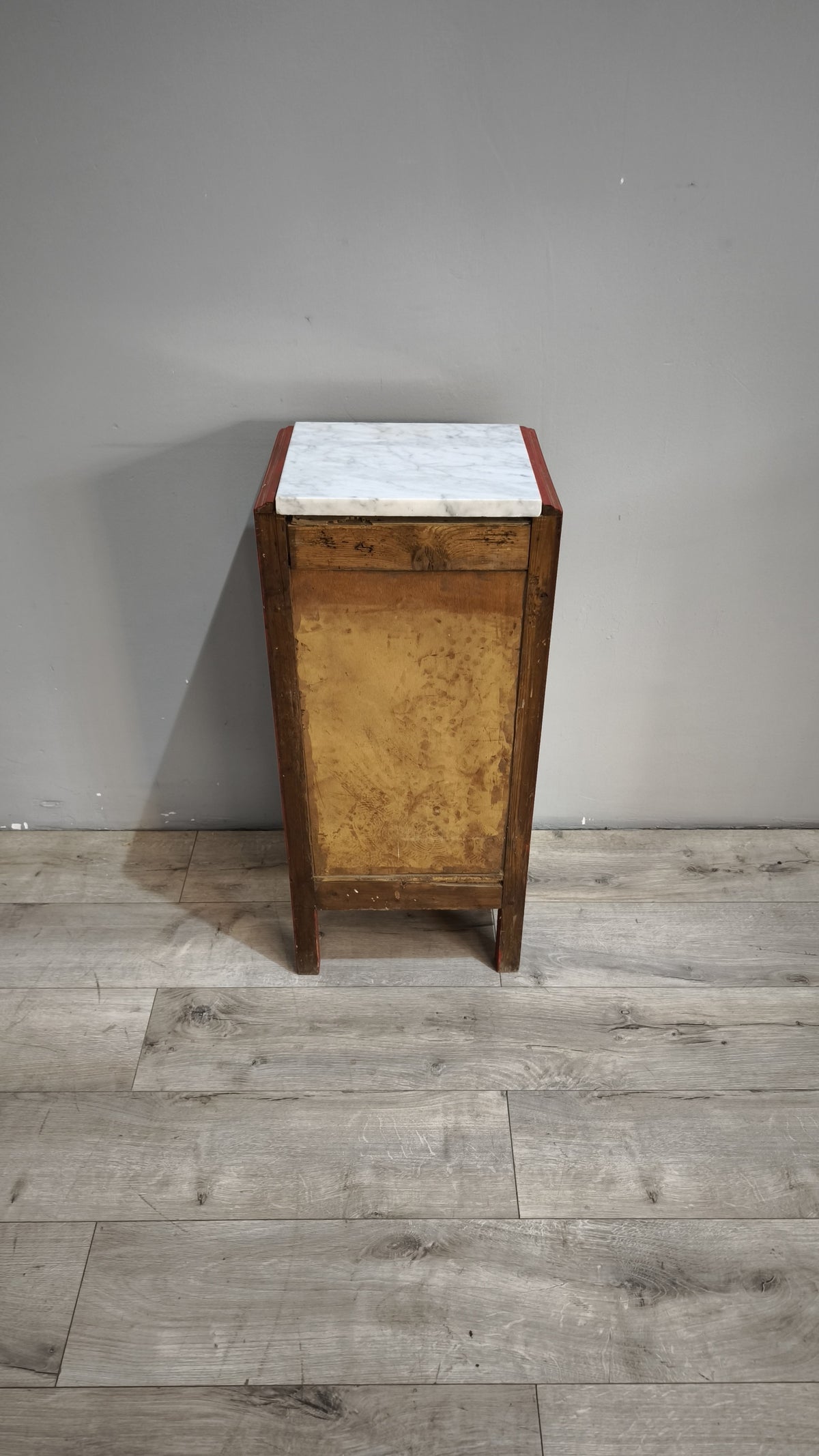 94232 Comodino in legno dipinto rosso con piano in marmo