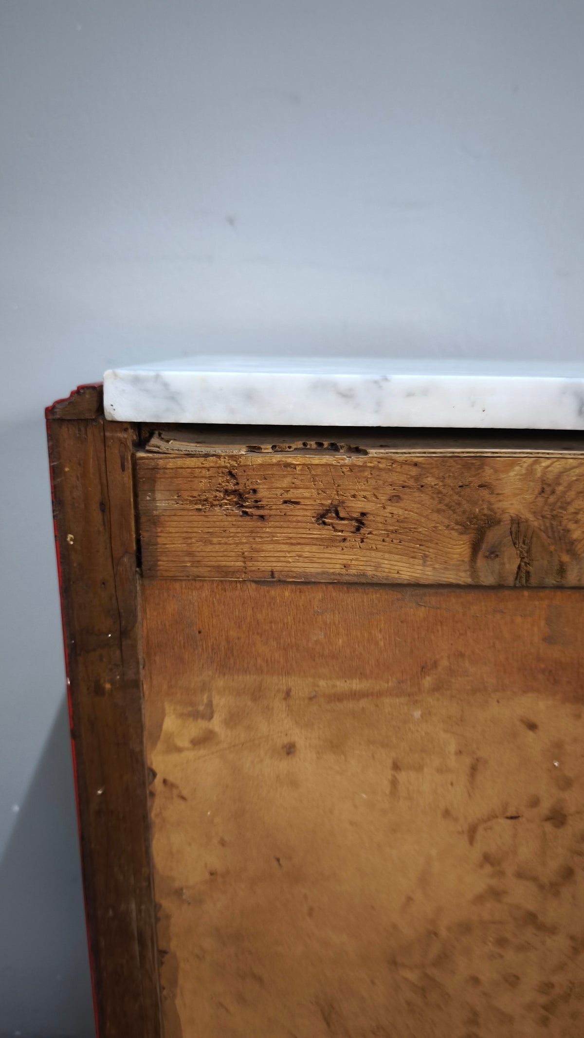 94232 Comodino in legno dipinto rosso con piano in marmo