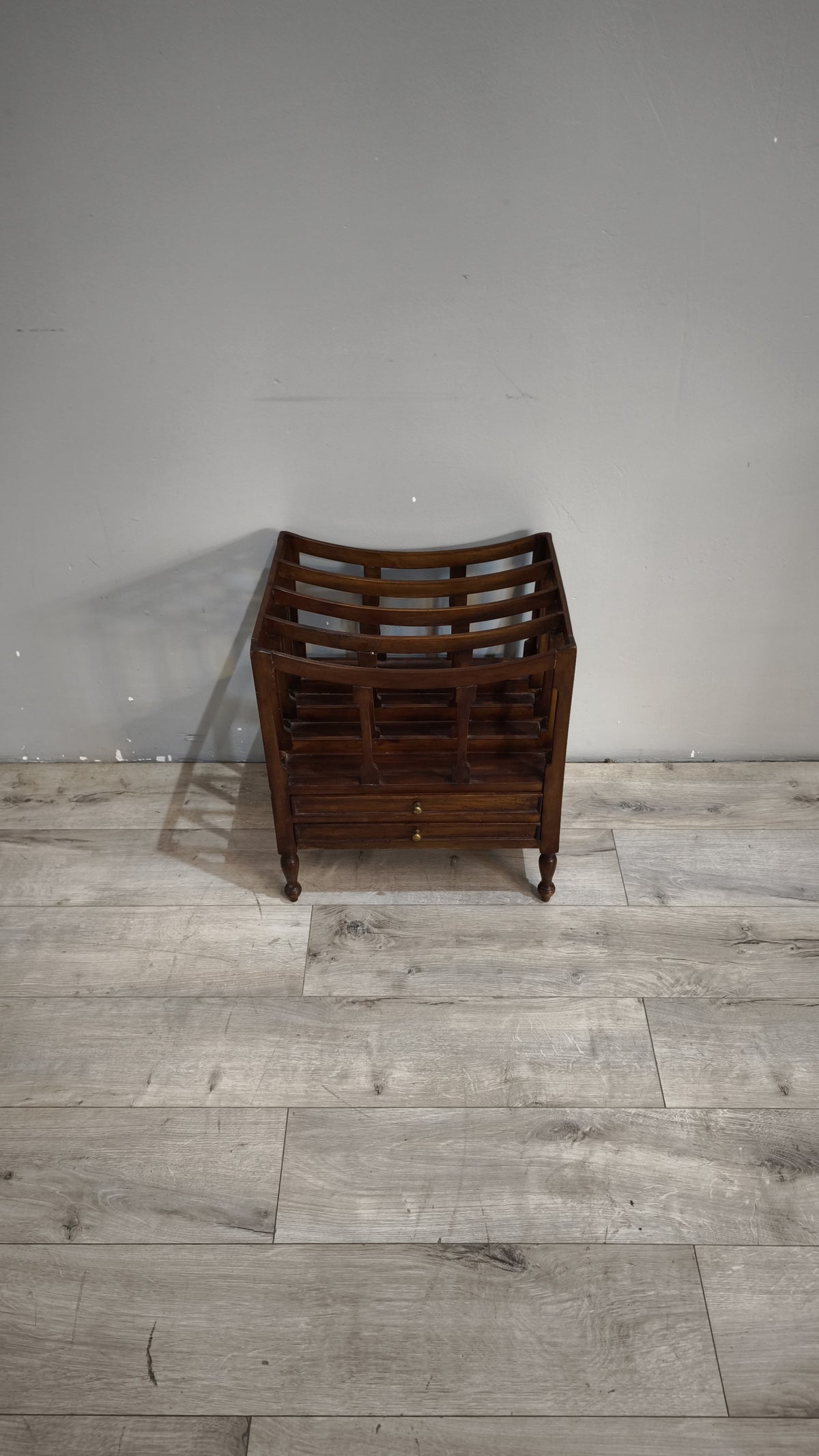 94257 Mobiletto portariviste in legno con due cassetti