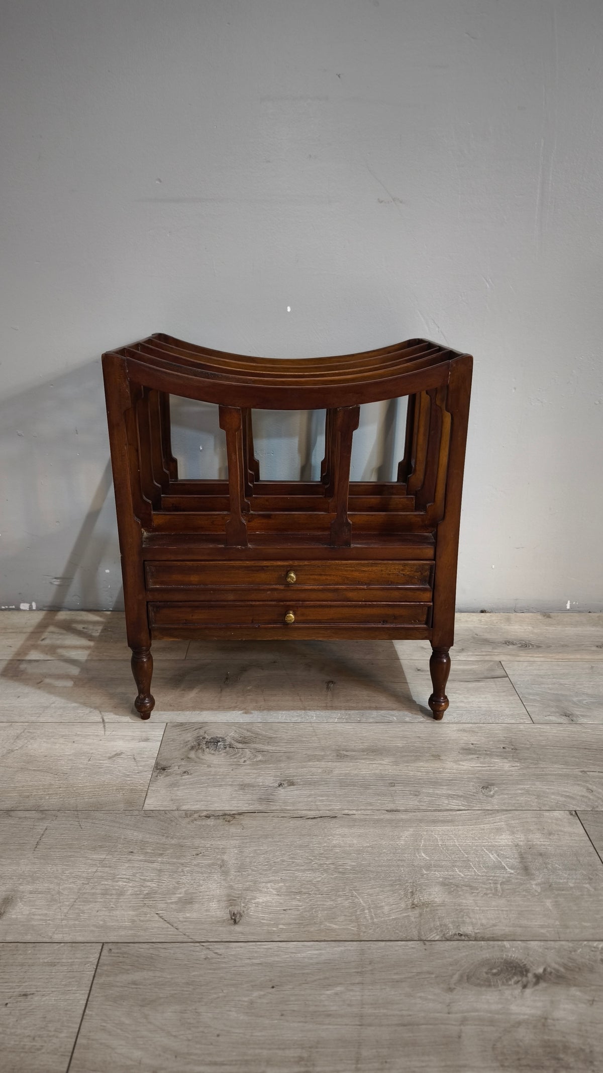 94257 Mobiletto portariviste in legno con due cassetti