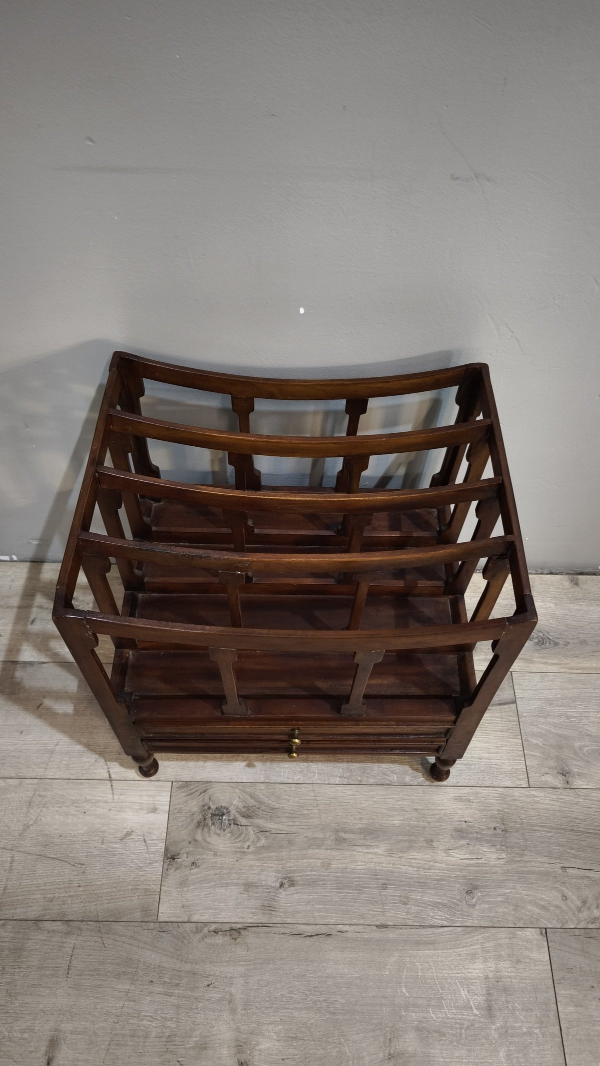 94257 Mobiletto portariviste in legno con due cassetti