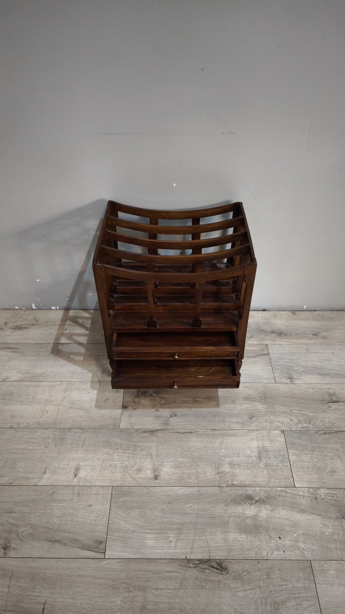 94257 Mobiletto portariviste in legno con due cassetti