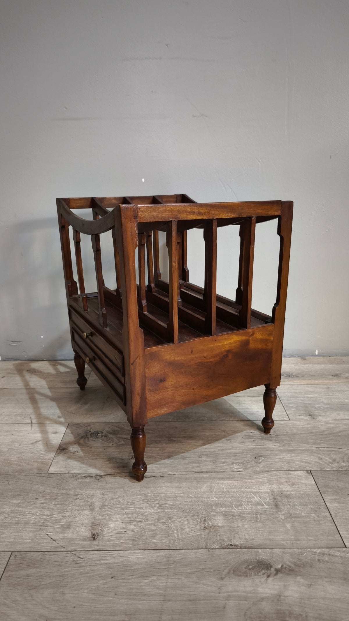 94257 Mobiletto portariviste in legno con due cassetti