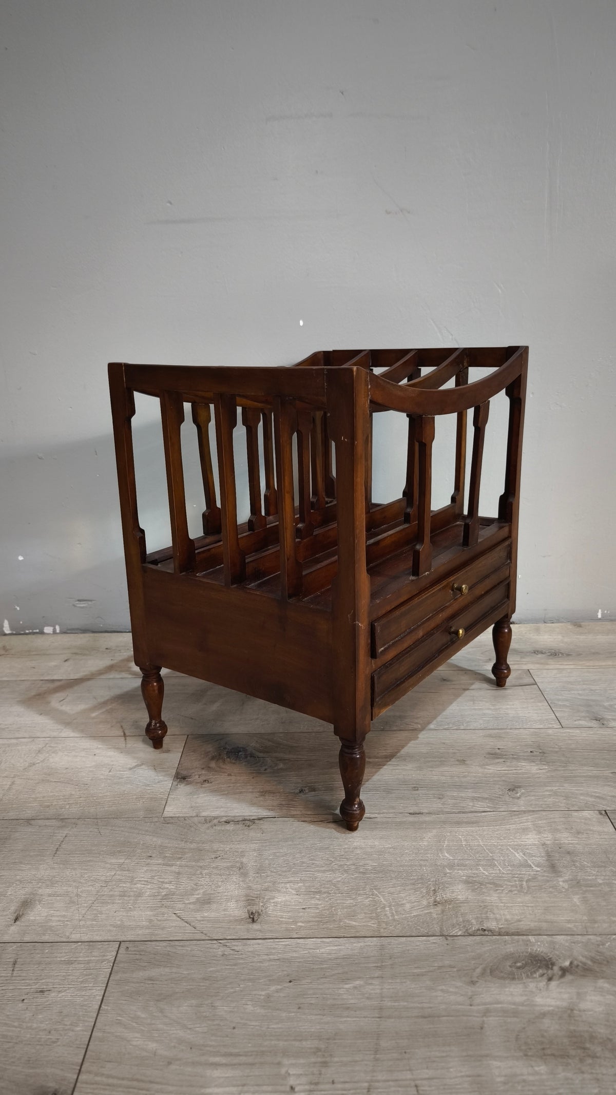 94257 Mobiletto portariviste in legno con due cassetti