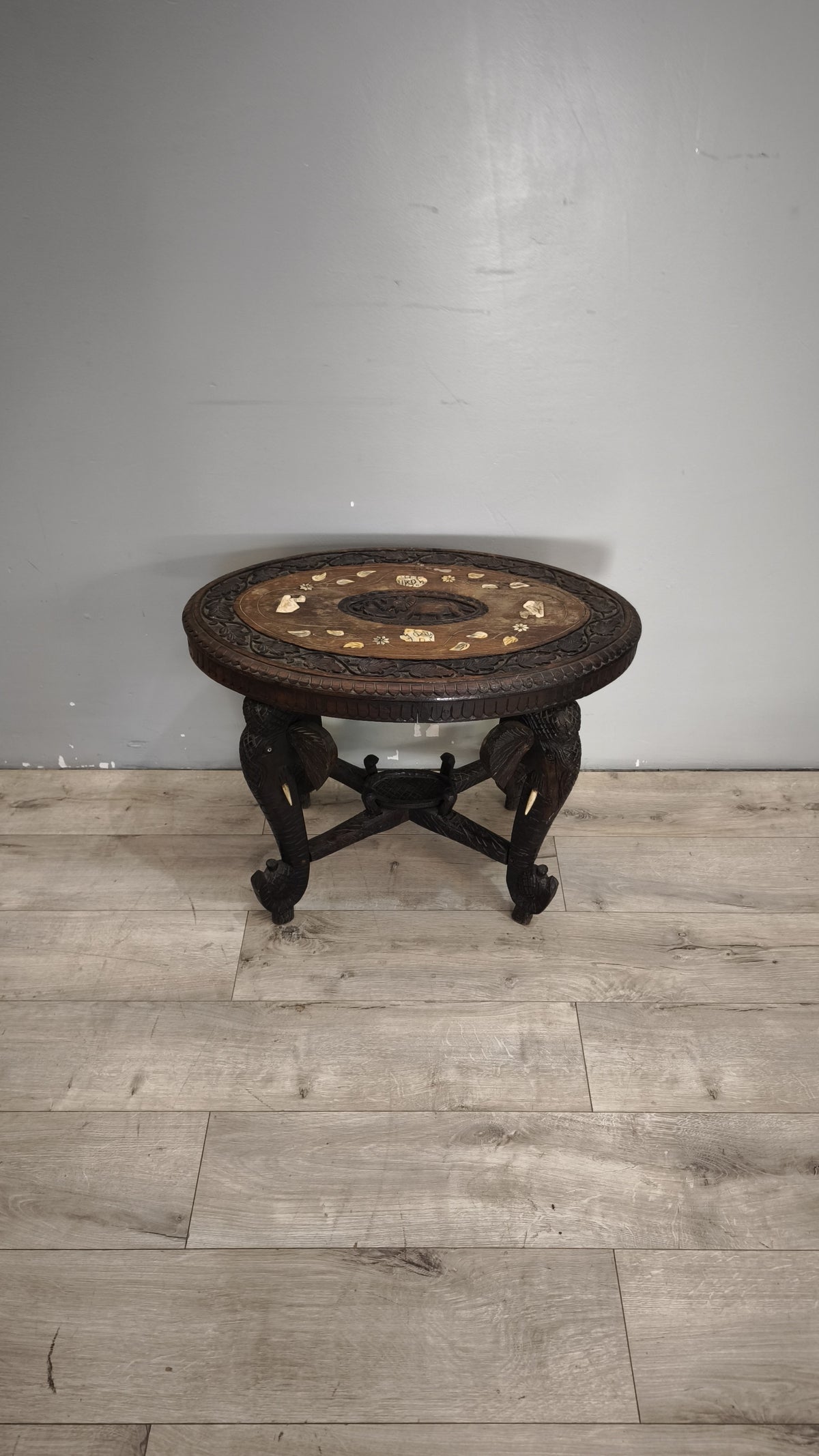94245 Tavolino da salotto in legno etnico con elefanti decorati