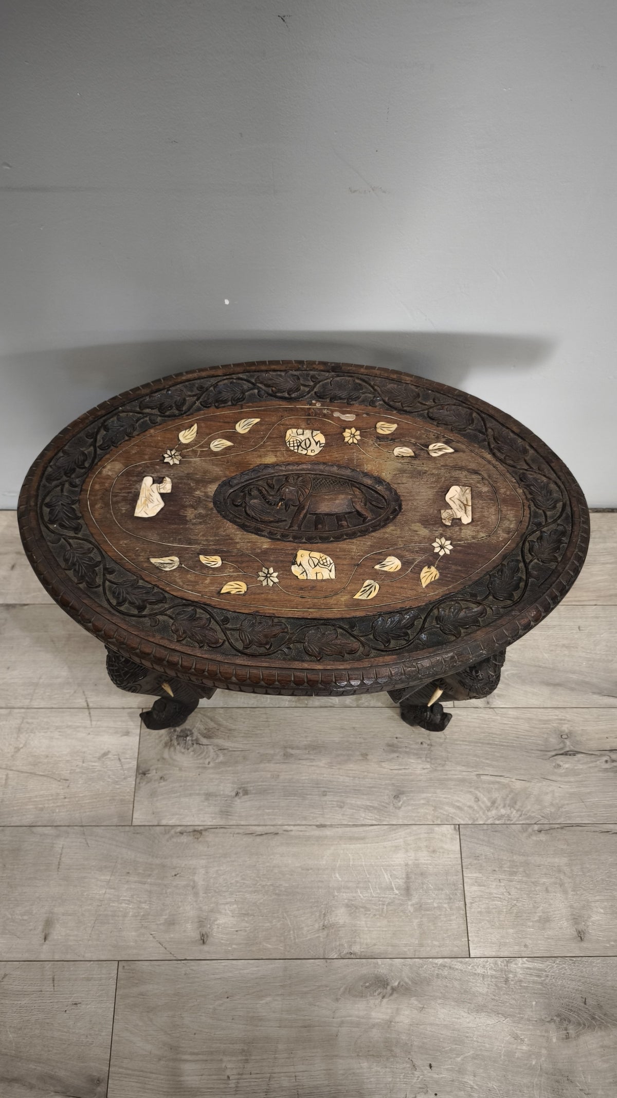 94245 Tavolino da salotto in legno etnico con elefanti decorati