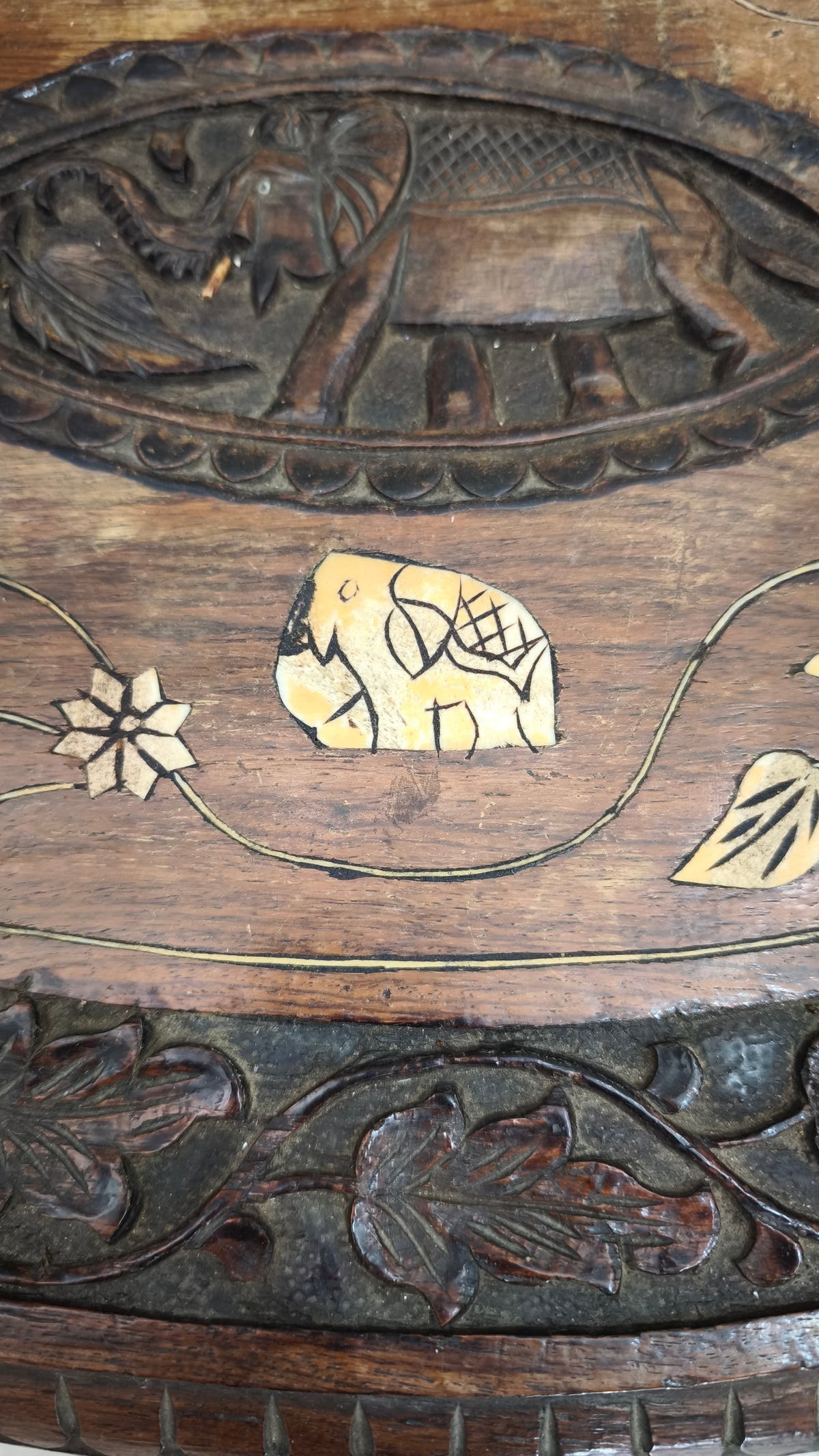 94245 Tavolino da salotto in legno etnico con elefanti decorati