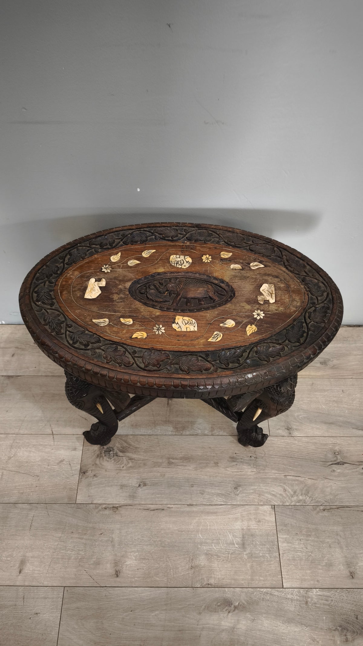 94245 Tavolino da salotto in legno etnico con elefanti decorati