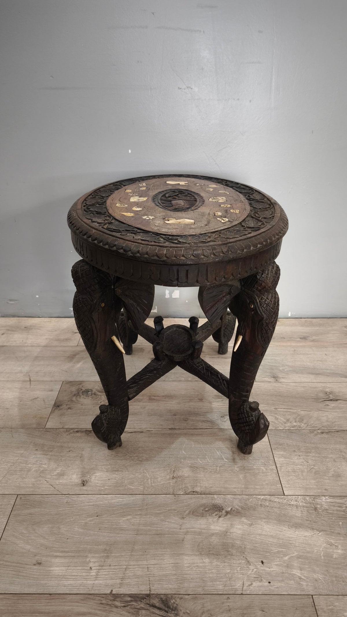 94245 Tavolino da salotto in legno etnico con elefanti decorati