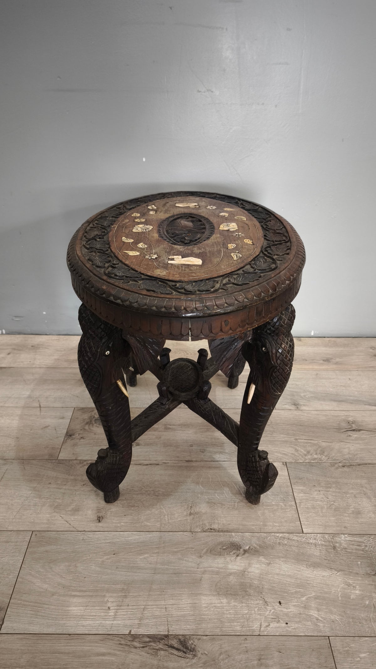 94245 Tavolino da salotto in legno etnico con elefanti decorati