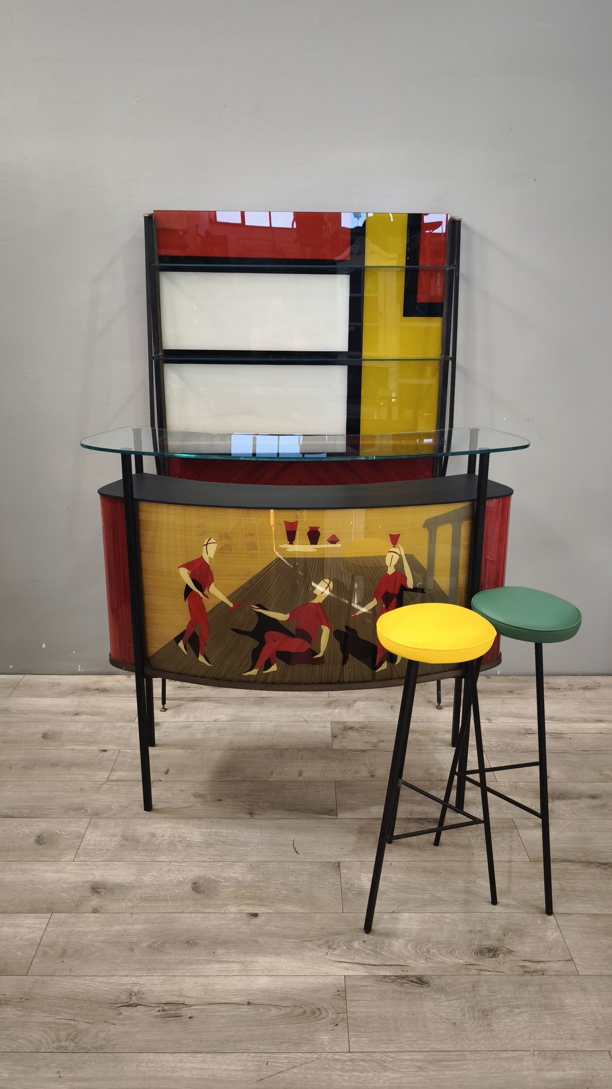 93663 Mobile bar anni '50 stile Gio Ponti in vetro decorato e metallo (con sgabelli)