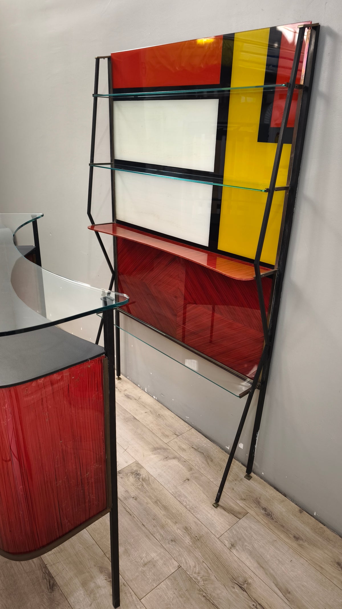 93663 Mobile bar anni '50 stile Gio Ponti in vetro decorato e metallo (con sgabelli)