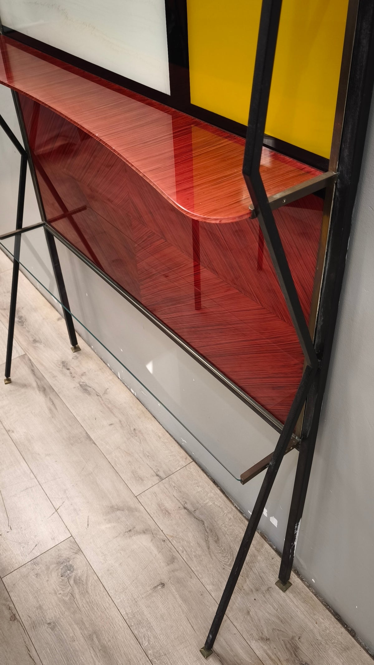 93663 Mobile bar anni '50 stile Gio Ponti in vetro decorato e metallo (con sgabelli)