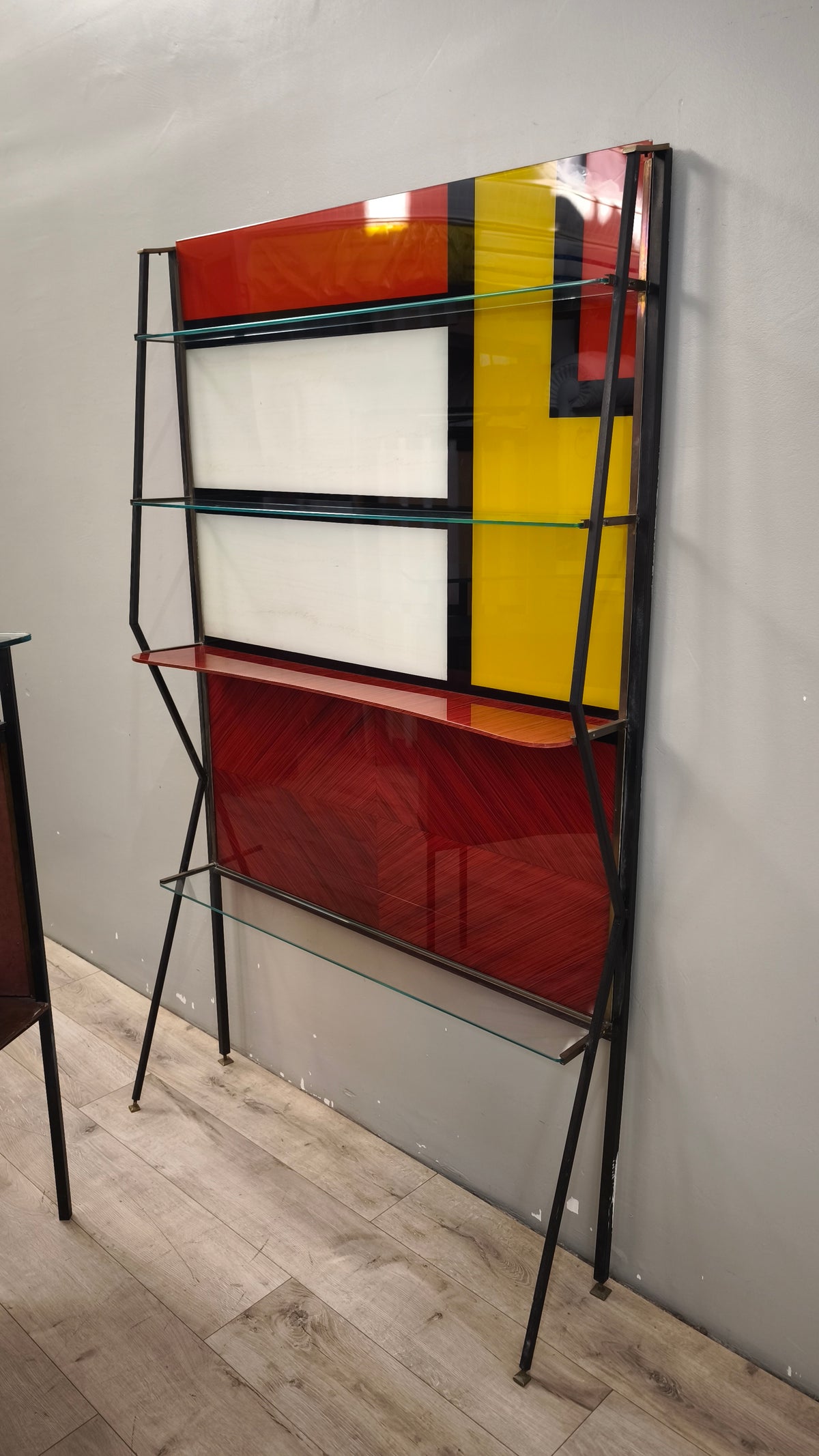 93663 Mobile bar anni '50 stile Gio Ponti in vetro decorato e metallo (con sgabelli)