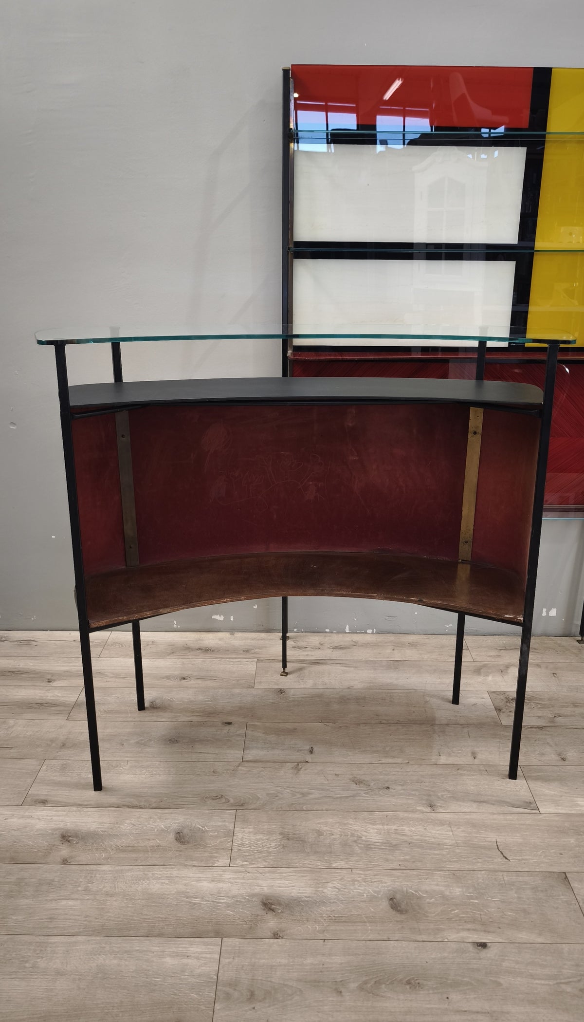 93663 Mobile bar anni '50 stile Gio Ponti in vetro decorato e metallo (con sgabelli)
