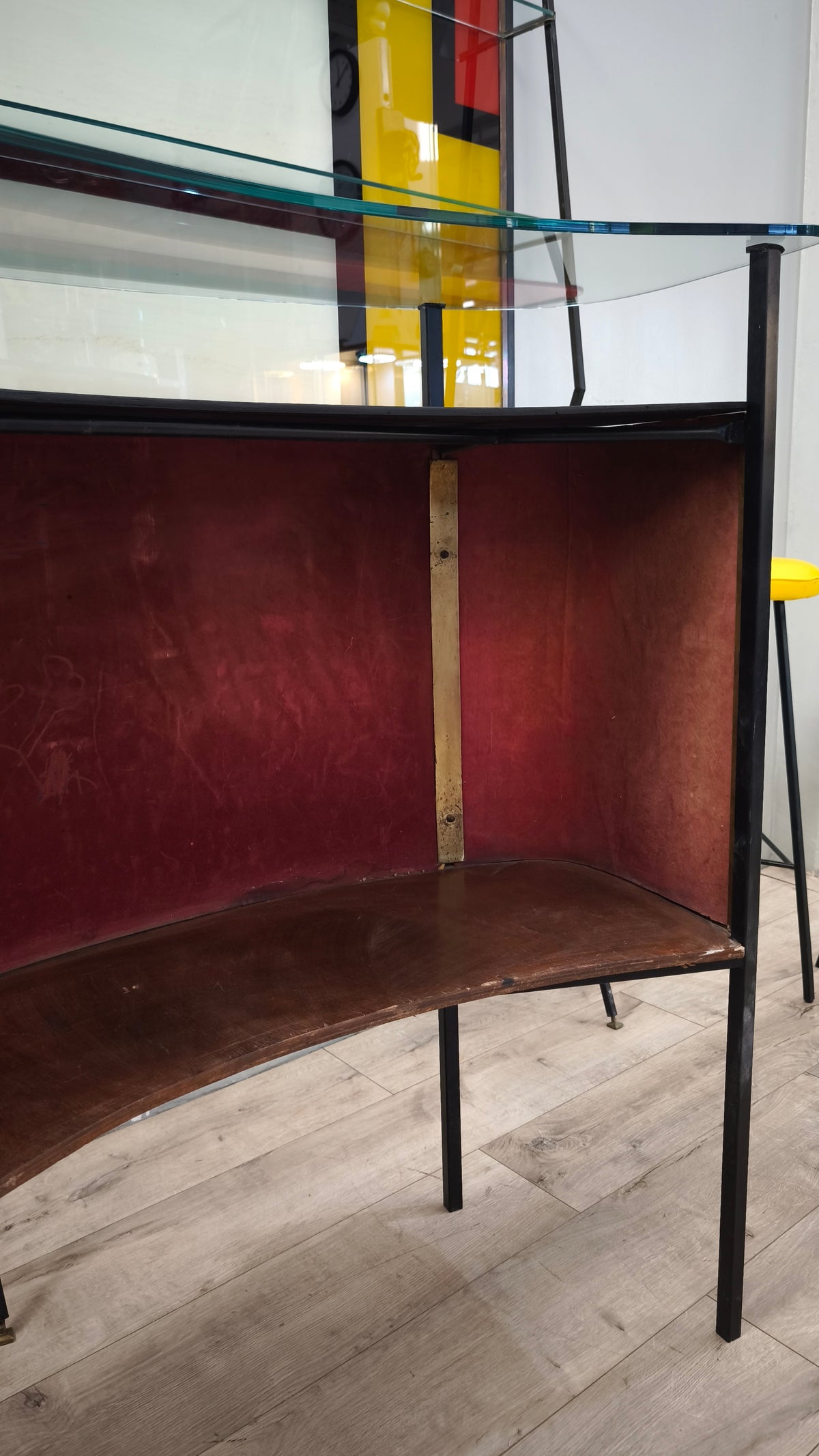 93663 Mobile bar anni '50 stile Gio Ponti in vetro decorato e metallo (con sgabelli)