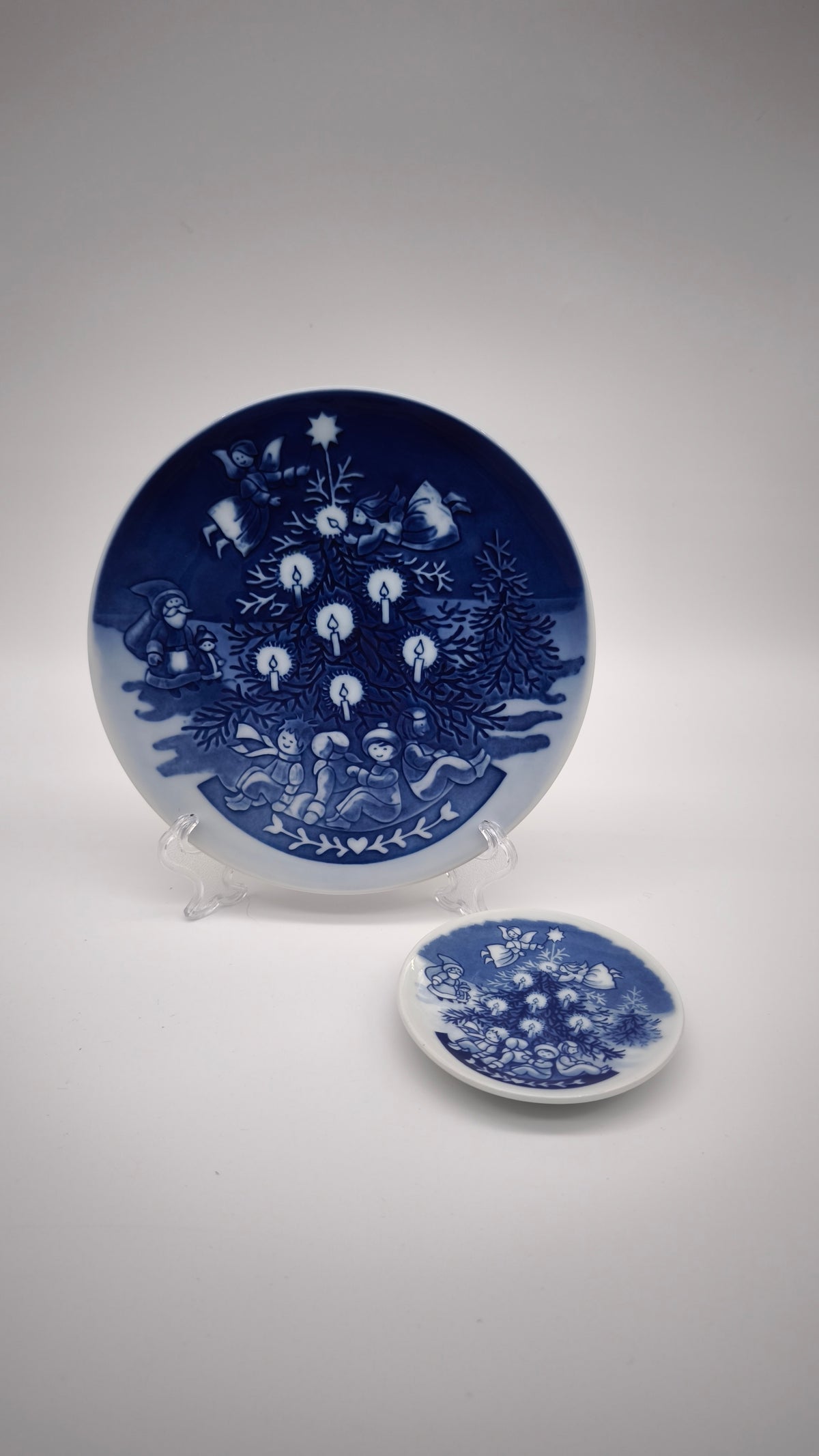 94487 Set composto da 2 piatti in ceramica Royal Copenhagen, Children's Christmas, Christmas Eve, original Art by Ingrid Jensen