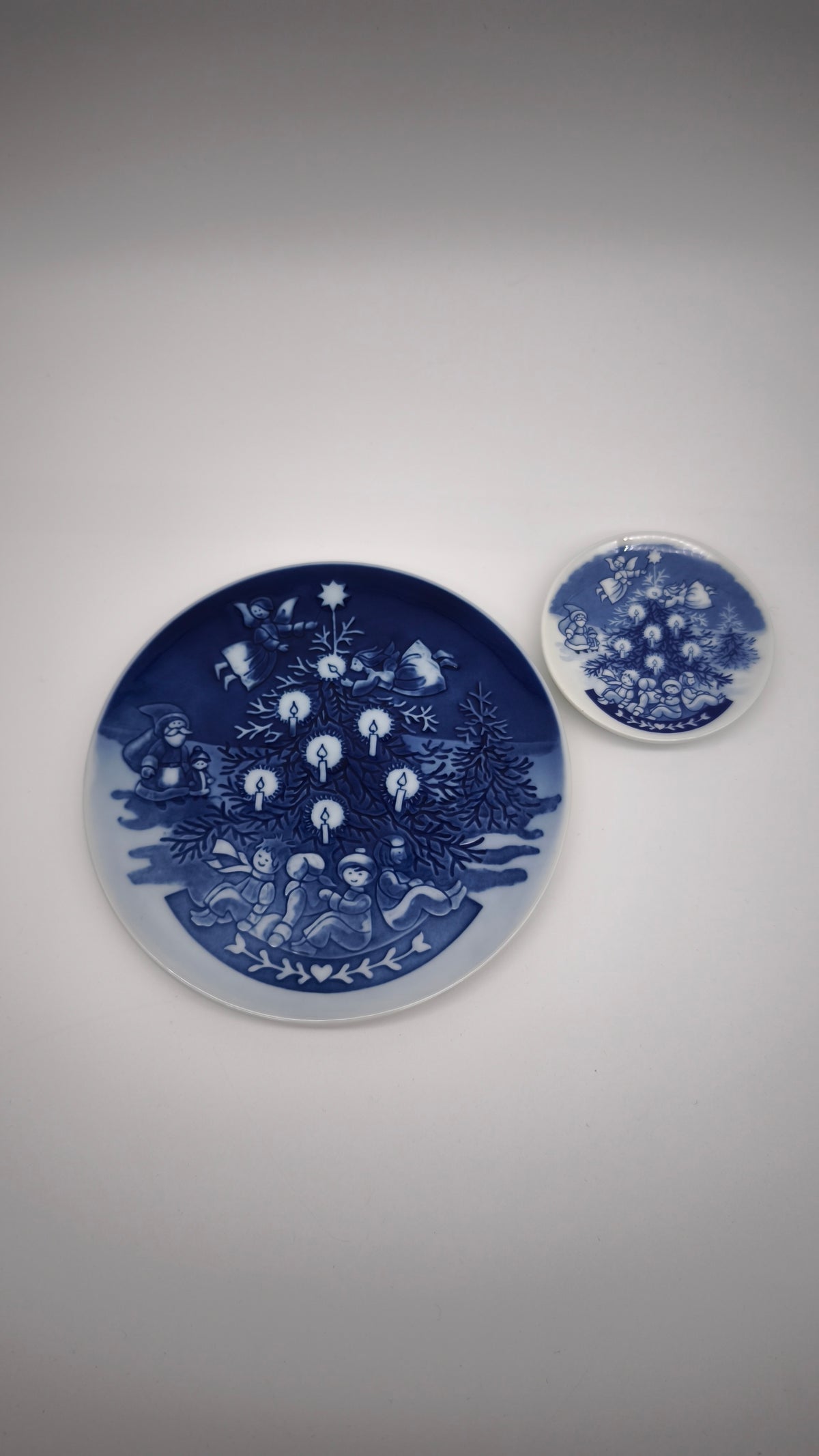 94487 Set composto da 2 piatti in ceramica Royal Copenhagen, Children's Christmas, Christmas Eve, original Art by Ingrid Jensen