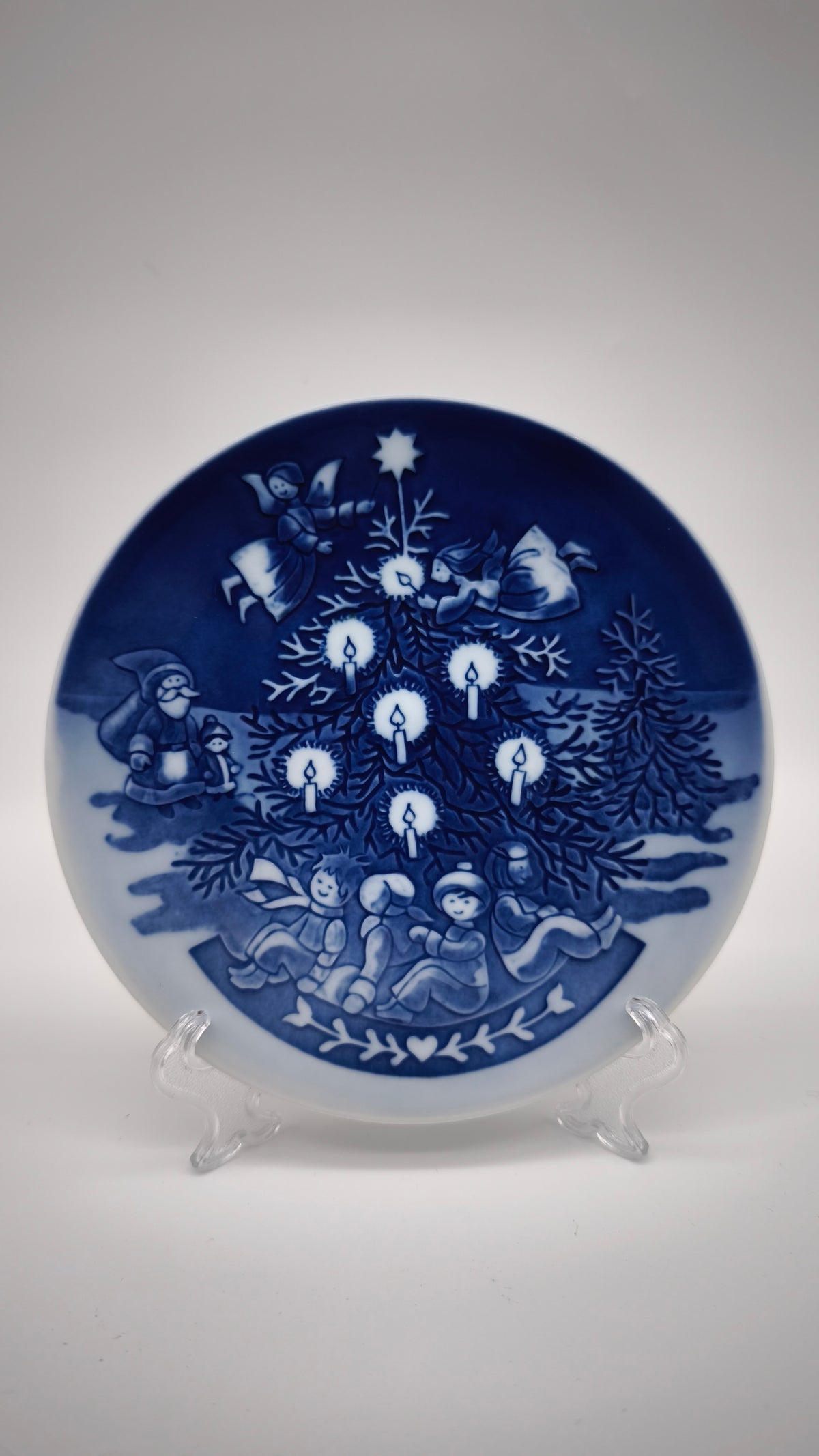 94487 Set composto da 2 piatti in ceramica Royal Copenhagen, Children's Christmas, Christmas Eve, original Art by Ingrid Jensen