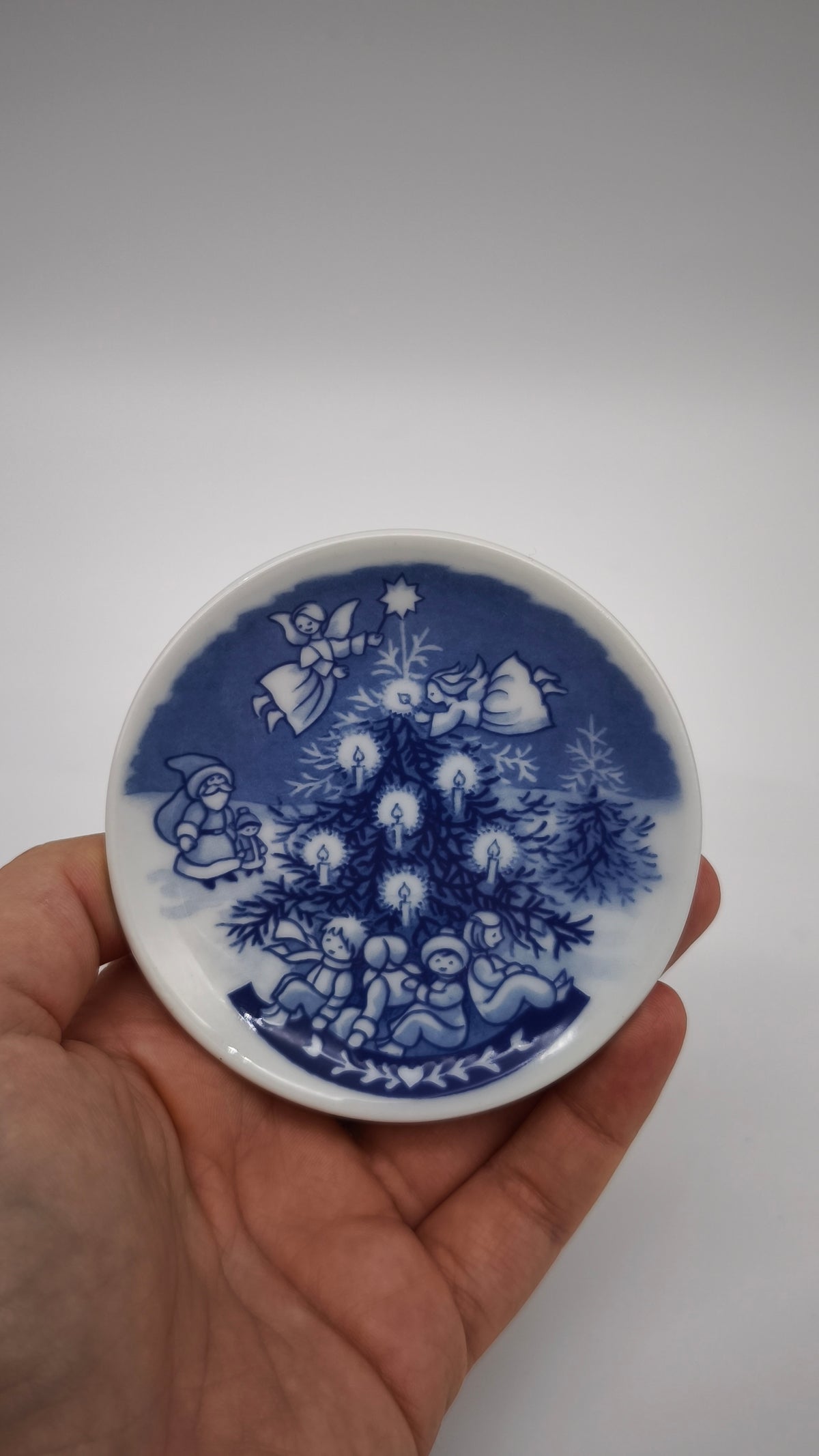 94487 Set composto da 2 piatti in ceramica Royal Copenhagen, Children's Christmas, Christmas Eve, original Art by Ingrid Jensen