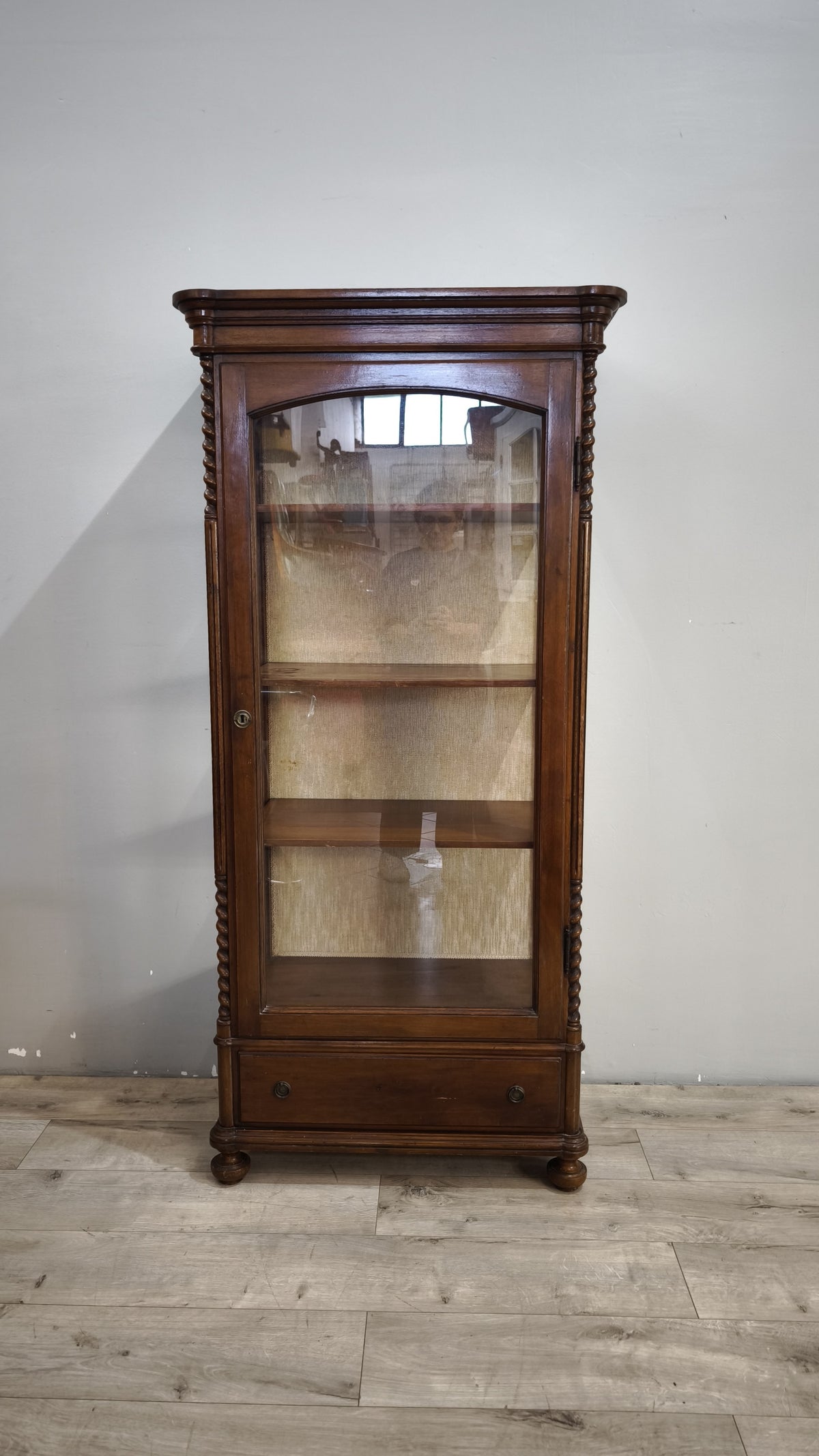 94480 Vetrina in legno un' anta con decoro tortile