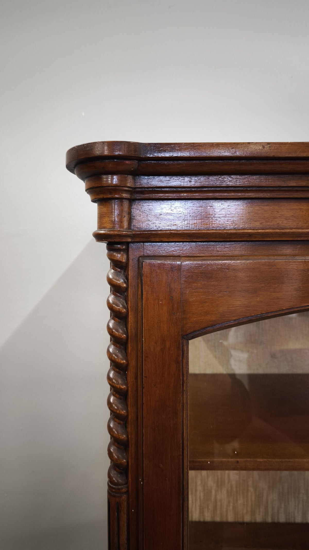 94480 Vetrina in legno un' anta con decoro tortile