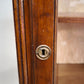 94480 Vetrina in legno un' anta con decoro tortile